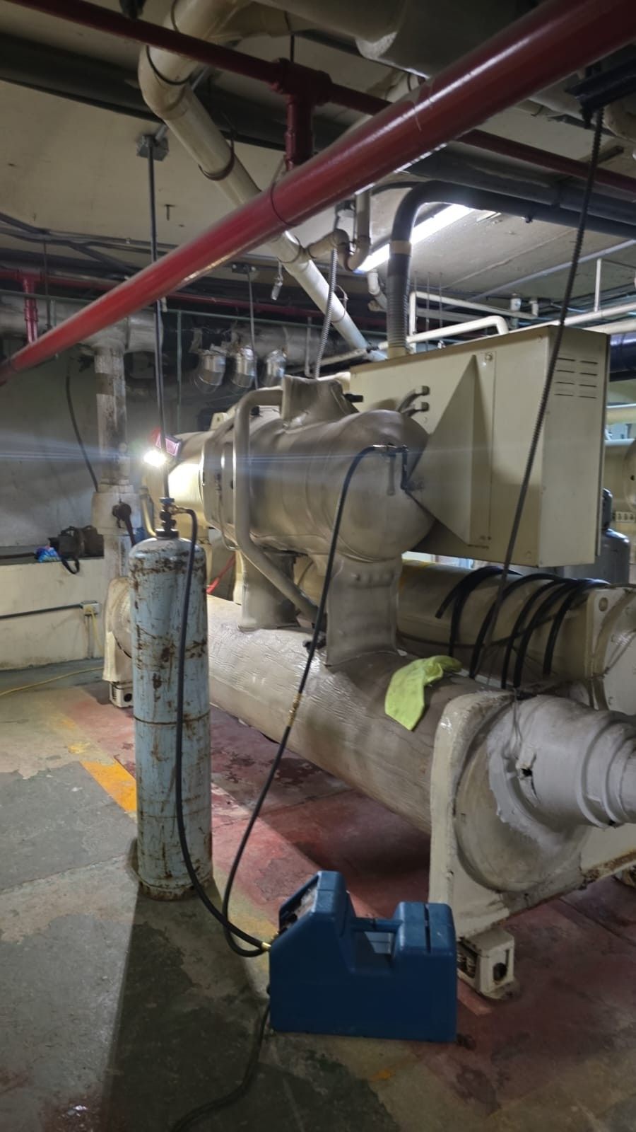 Chiller de agua helada en cuarto de máquinas durante validación de desempeño
