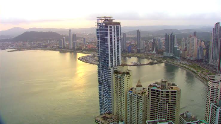 Vista aérea de la torre residencial The Point en Punta Paitilla, Ciudad de Panamá